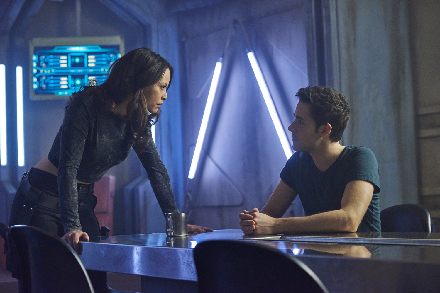 Dark Matter S01x02 One and Two chat