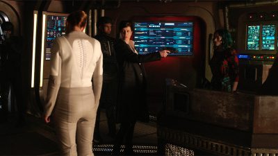 Dark Matter S02x08 Truffault holds a gun on Five