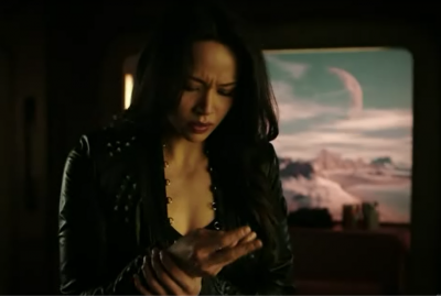 Dark Matter S2x06 whats up with 2Boss hand