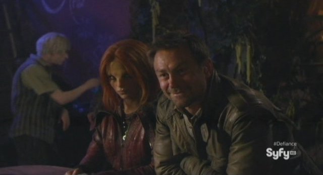 Defiance S1x01 - Irisa and Nolan observe Kenya