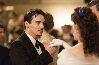 Dracula S1x01 - We meet our vampire  Episode 1-- Pictured: (l-r) Jonathan Rhys Meyers as Alexander Grayson, Jessica De Gouw as Mina Murray -- (Photo by: Jonathon Hession/NBC)