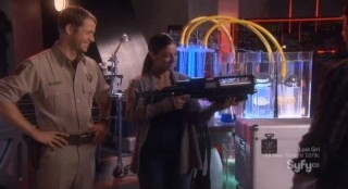 Eureka S5x04 - Lupo examines the fire extinguishing weapon