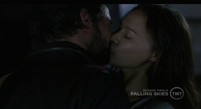 Falling Skies S1x10  Ann and Tom kissing