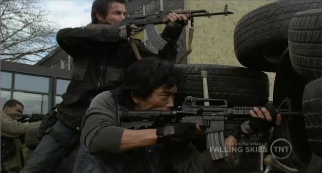 Falling Skies S1x10  Tom and Dai shooting at the Mech