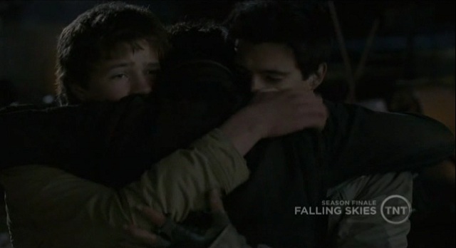 Falling Skies S1x10 Tom hugging his boys goodbye
