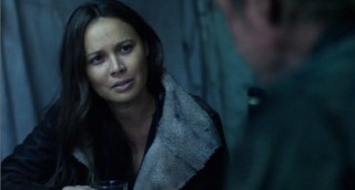 Falling Skies S2x01 Ann and Weaver talking and drinking scotch