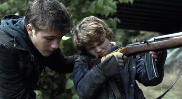 Falling Skies S2x01 Ben teaching Matt how to use a gun