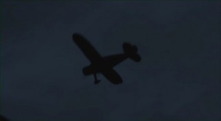 Falling Skies S2x03 - Aircraft arriving in the sky over Resistance camp