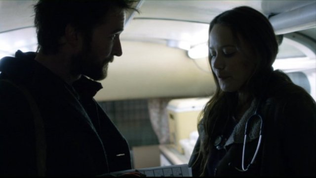 Falling Skies S2x03 - Noah Wyle as Tom Mason and Moon Bloodgood as Anne Glass