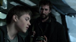 Falling Skies S2x03 - Tom gives the compass back to Ben