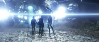 Falling-Skies S1x10 - Tom agrees to board an alien ship to protect his son from the aliens.