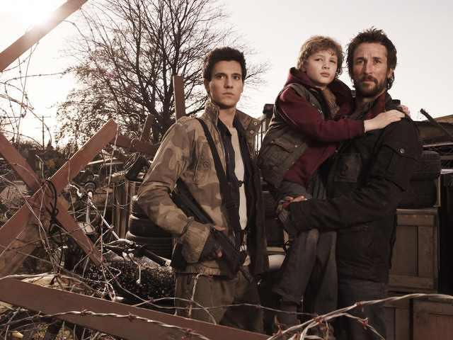 Falling Skies S1x01 - Hal, Matt and Tom Mason promo picture