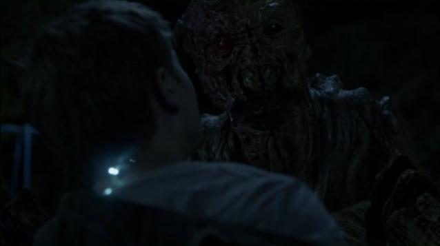 Falling Skies S2x03  - Ben's harness spines glowing