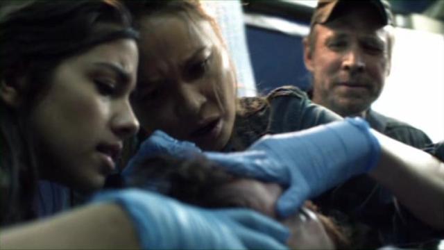 Falling Skies S2x01 - Tom Mason's friends look after him during his medical emergency