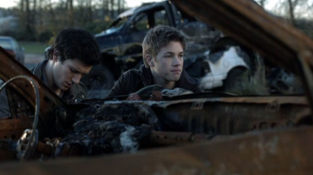 Falling Skies S2x04 - Ben and Hal avoid the Mech Battle Bots