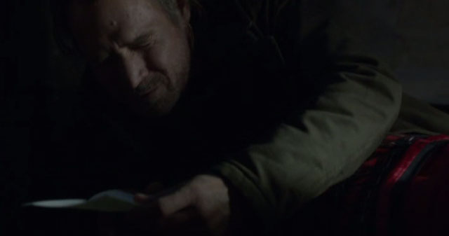 Falling Skies S2x04 - Weaver cries when he read Jeanne's letter