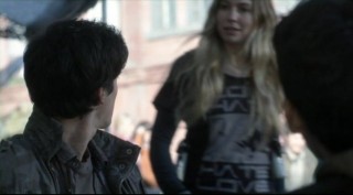 Falling Skies S2x04 - Blossoming romance between Maggie Sarah Sanguin Carter and Hal
