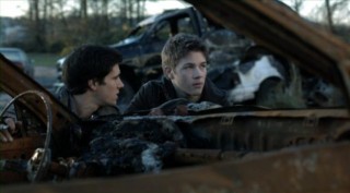 Falling Skies S2x04 - Drew Roy as Hal and Connor Jessup as Ben