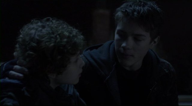 Falling Skies S2x05 - A hug between brothers Matt and Ben