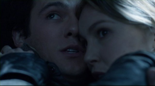 Falling Skies S2x05 - Hal and Maggie get close