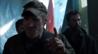Falling Skies S2x05 - Will questions arise about Captain Weaver