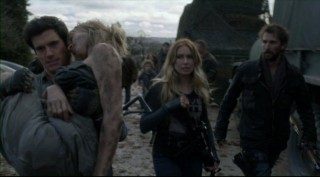 Falling Skies S2x06 - Hal carries Karen back to the 2nd Mass