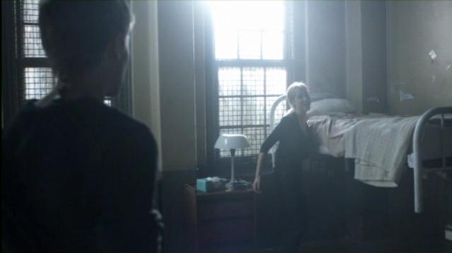 Falling Skies S2x06 Karen lifts bed