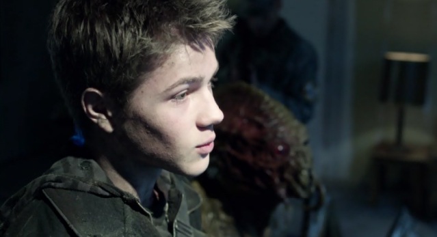 Falling Skies S2 x 10 Red eye skitter talking through Ben to the General