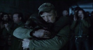 Falling Skies S2 x 10 Weaver hugging his daughter