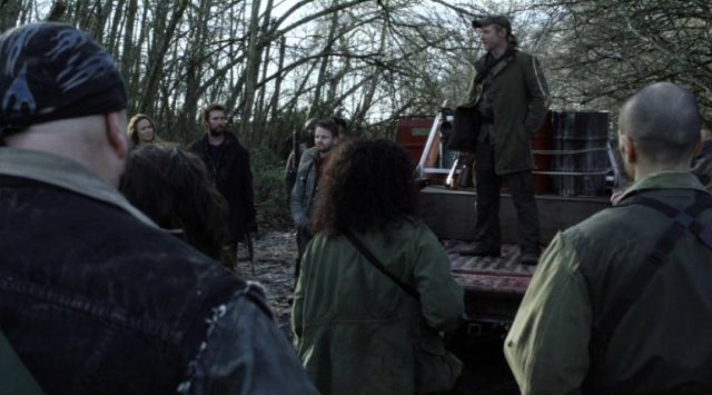 Falling Skies S2x08 - Captain Weaver addresses the 2nd Mass