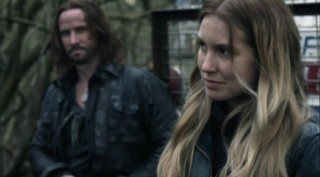 Falling Skies S2x08 - Colin Cunningham as John Pope and Sarah Sanguin Carter as Maggie