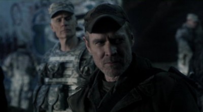 Falling Skies S2x10 - Captain Weaver takes a close look