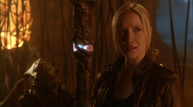 Falling Skies S2x10 - Karen with Skitter is up to no good