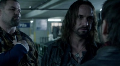 Falling Skies S2x10 - Pope shares words with Tector