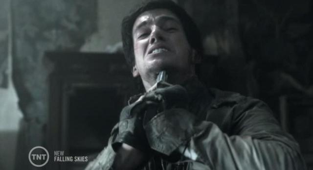 Falling Skies S3X06 Hal aims weapon at himself