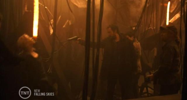 Falling-Skies-S3X08-Tom-shoots-Karen.