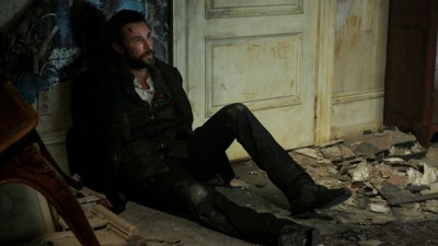 Falling Skies S3x06 - Tom Mason on his butt