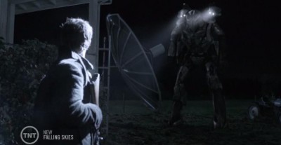 Falling Skies S3x07 Tom surrounded Picketts