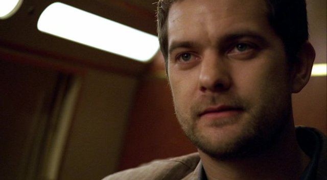 Fringe S1x01 - Joshua Jackson as Peter Bishop