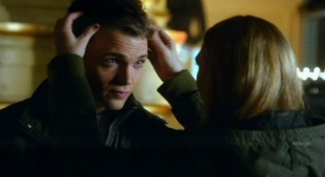 Fringe S4x08 - Olivia fixes Lincolns hair