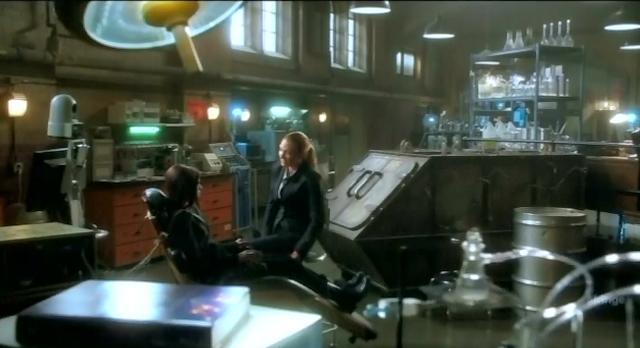 Fringe S4x10 Olivia and Emily in lab