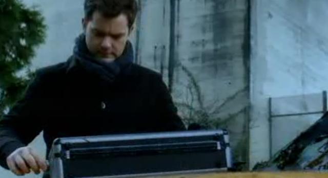 Fringe S4x18-Suitcase 