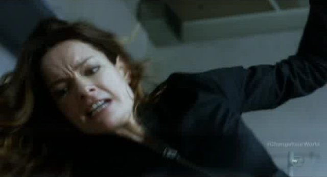 Fringe S4x16 - Kate Hicks attacks Lincoln