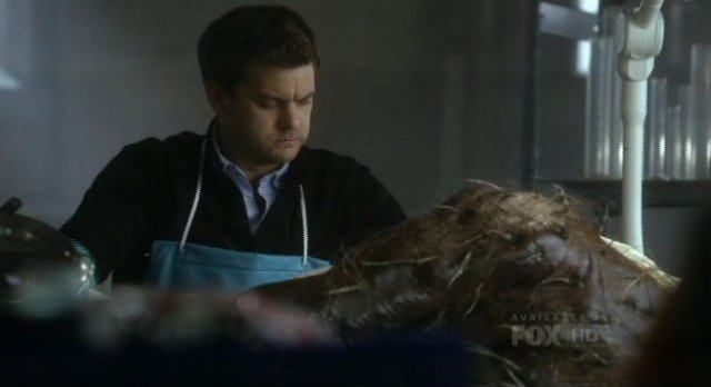 Fringe S4x16 - Peter examines the creature in the lab