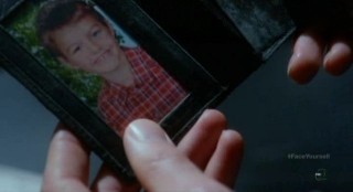 Fringe S4x17 - Alt- Canaan looks at the young boys picture