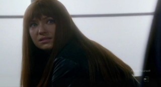 Fringe S4x17 - Alt-Livia in tears in the locker room