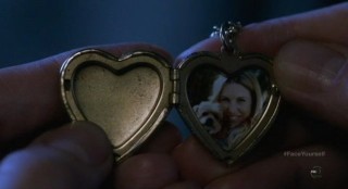 Fringe S4x17 - Picture locket necklace of a victim