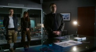 Fringe S4x17 - The three heroes are dressed down