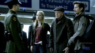 Fringe S4x19 - Walter calls attention of a guard