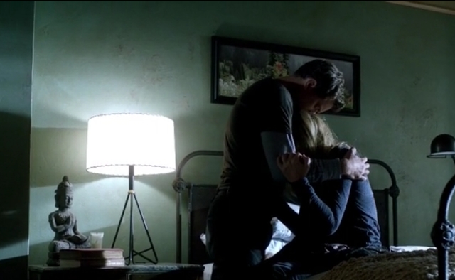 Fringe S5x05 - Olivia crying on Peter's arms